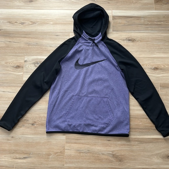 Women’s Nike therma fit hooded sweatshirt - Picture 4 of 10